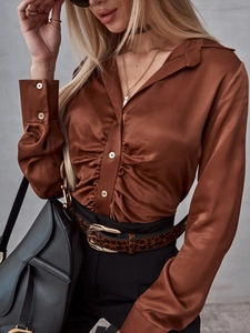 Elegante camicia in raso arricciato color caramello a maniche lunghe con bottoni