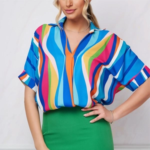 Chemisier femme col en V à manches courtes avec imprimé vagues colorées et revers