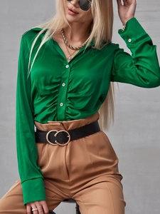 Elegante camicetta in raso verde smeraldo da donna con maniche lunghe e dettaglio arricciato
