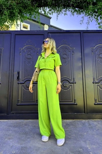 Détail d'ensemble deux pièces vert néon avec chemise manches courtes et pantalon large