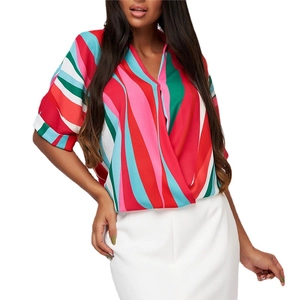 Haut à manches courtes et col en V pour femme avec rayures colorées et détails drapés