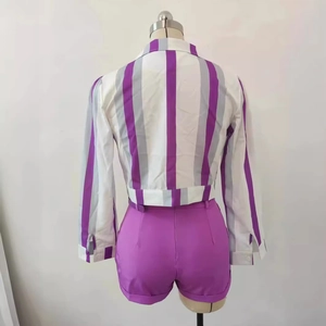Vue arrière d'un ensemble femme avec veste rayée et short violet à taille haute