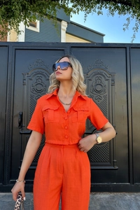 Vue détaillée d'un ensemble orange vif avec chemise à manches courtes et pantalon haut