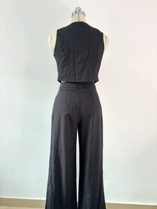 Detailansicht von schwarzem ärmellosem Crop-Top und weit geschnittener Hose mit Textur