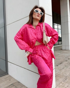Détail d'un ensemble satiné rose avec chemise et pantalon à jacquard léopard