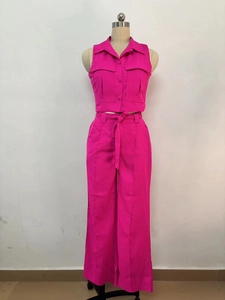 Détail d'un ensemble deux pièces rose avec haut sans manches et pantalon large à ceinture