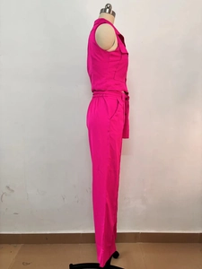 Détail du gilet rose sans manches avec col et pantalon assorti à taille élastique