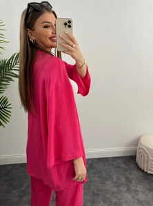 Selfie allo specchio che mostra la vista laterale di un completo due pezzi plissettato rosa