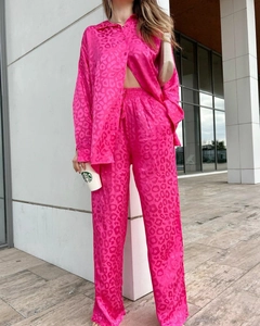 Tenue satinée léopard rose fuchsia avec chemise oversize et pantalon large à taille haute