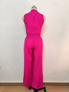 Vue arrière de l'ensemble deux pièces magenta avec gilet sans manches et pantalon large