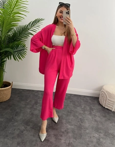 Set 3 pezzi da donna con cardigan fucsia, crop top bianco e pantaloni a gamba larga a vita alta