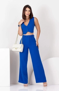 Detail eines königsblauen ärmellosen Weste und High-Waist-Hose mit weitem Bein