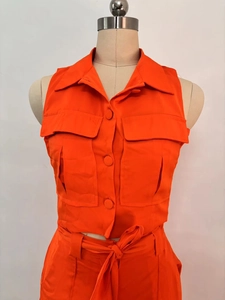 Détail d'un ensemble sans manches orange vif style cargo avec poches et ceinture nouée