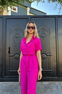 Détail de chemise rouge à manches courtes avec poches et pantalon taille haute femme