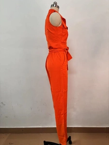 Détail du haut orange sans manches avec boutons et du pantalon droit assorti deux pièces