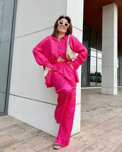 Détail d'un ensemble deux pièces en satin à imprimé léopard rose, chemise et pantalon