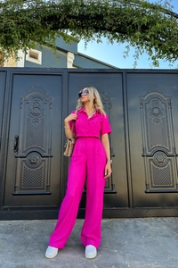 Détail de l'ensemble haut court à manches courtes rose rouge et pantalon large taille haute