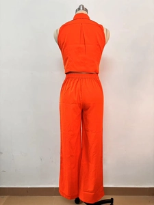 Détail de l'ensemble deux pièces orange vif avec haut court sans manches et pantalon large