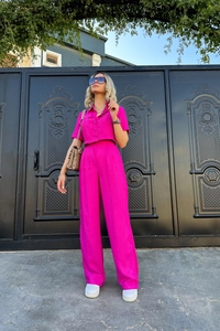 Détails de l'ensemble deux pièces fuchsia pour femme avec chemise à manches courtes et pantalon