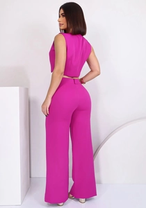Detailansicht eines fuchsiafarbenen Sets mit ärmellosem Crop-Top und weiter Hose