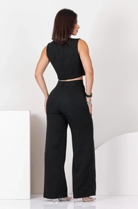 Rückansicht des schwarzen Damen-Zweiteilers mit Crop-Top und Hose mit weitem Beinverlauf