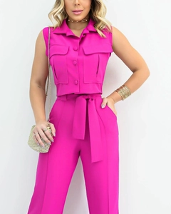 Détail de l'ensemble haut sans manches rose avec poches et pantalon à taille haute ceinturé