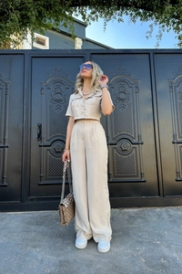 Détail d'un ensemble d'été deux pièces avec crop top et pantalon taille haute large