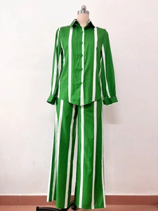 Dettaglio del set camicia a maniche lunghe e pantaloni a gamba larga a righe verdi e bianche