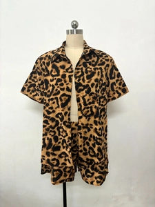 Détail de l'ensemble chemise léopard à manches courtes avec col et poche pour l'été