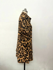 Vue latérale de l'ensemble léopard avec chemise à manches courtes et short sur mannequin