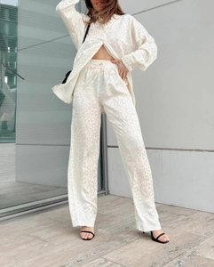 Détail d'ensemble en satin léopard ivoire avec taille élastique à cordon serrage