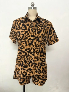 Détail de chemise à manches courtes léopard avec poche poitrine et short assorti