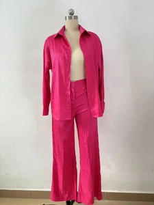 Détail de l'ensemble chemise et pantalon large fuchsia avec motif jacquard léopard brillant