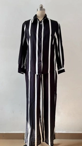 Vista frontale di completo con camicia a maniche lunghe e pantaloni a righe
