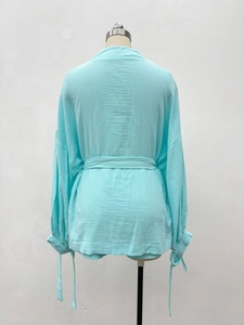 Vue arrière d'un ensemble bleu clair en gaze avec texture gaufrée et taille à nouer ajustable