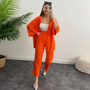 Set chic arancione due pezzi con cardigan lungo plissettato e pantaloni a vita alta