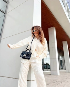 Détail de la texture satinée à imprimé léopard sur un ensemble décontracté pour femme