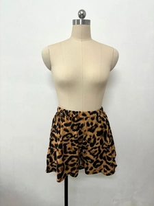 Détail du short d'été à imprimé léopard avec taille élastique et coupe large