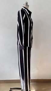 Vista laterale del set camicia e pantaloni a righe verticali bianche e nere sul manichino