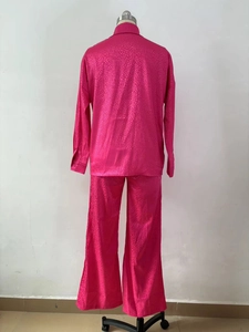 Détail de l'ensemble satin rose rouge avec motif animalier et tissu brillant soyeux