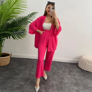 Completo due pezzi da donna con cardigan a kimono rosa rosso e pantaloni larghi a vita alta