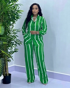 Vista completa di set camicia a righe bianco verdi e pantaloni larghi a gamba
