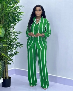 Dettaglio del completo casual due pezzi camicia e pantaloni a righe verdi e bianche