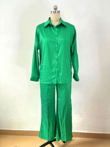 Détail d'un ensemble chemise à manches longues et pantalon vert vif à texture léopard