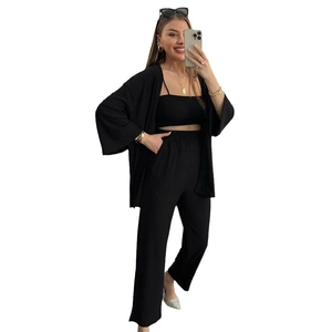 Set 3 pezzi da donna nero con crop top a coste, pantaloni larghi e cardigan lungo
