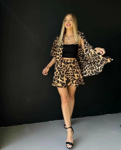 Ensemble d'été léopard pour femme avec chemise à manches courtes et short à taille haute