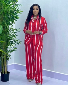 Dettaglio del set casual a righe rosse e bianche con camicia a maniche lunghe e pantaloni