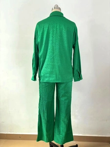 Vue arrière de l'ensemble de pyjama en satin vert avec imprimé léopard sur mannequin