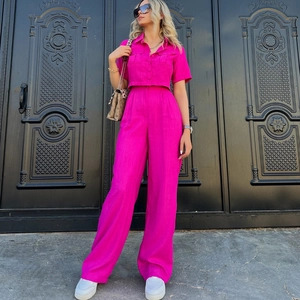 Ensemble magenta avec chemise courte à manches courtes et pantalon large à taille haute