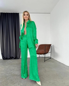 Détails de l'ensemble chemise et pantalon en satin vert avec texture jacquard brillante